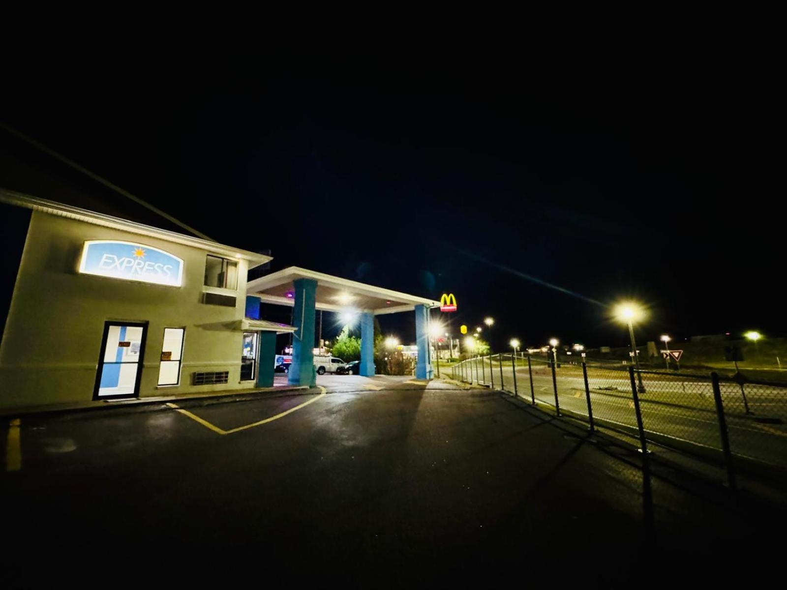 Express Inn Джънкшън Сити Екстериор снимка
